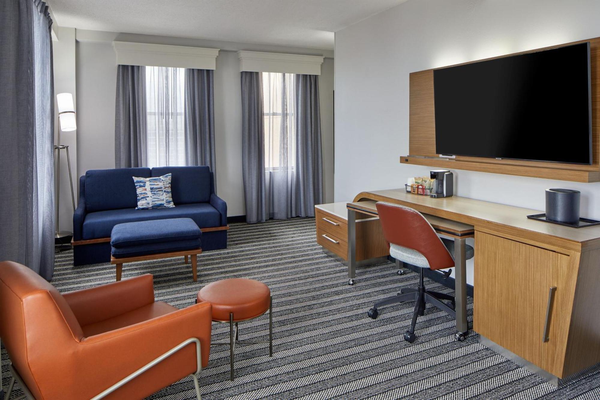 Courtyard By Marriott Downtown